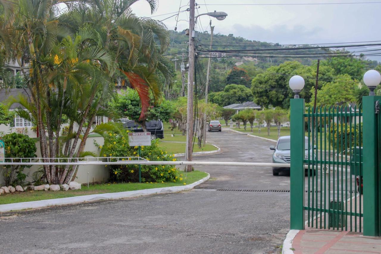 Log 33 Hotel Ocho Rios Exterior photo